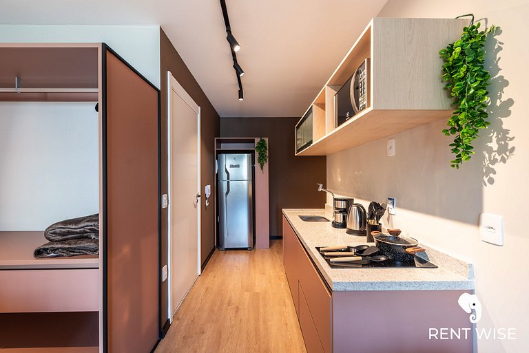 Studio novo c/ mesa de trabalho, ar-condicionado e próx ao m