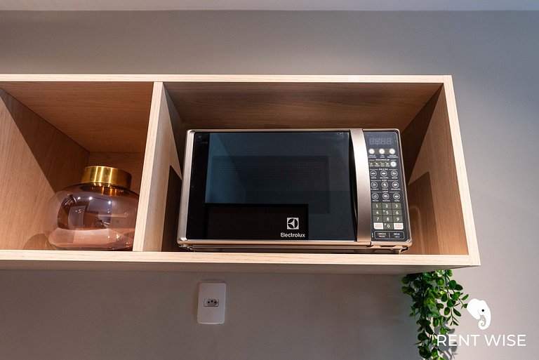 Studio novo c/ mesa de trabalho, ar-condicionado e próx ao m
