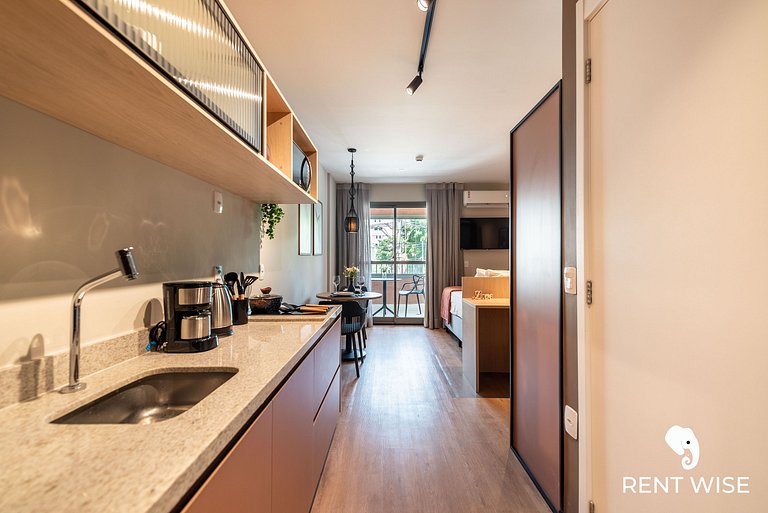 Studio novo c/ mesa de trabalho, ar-condicionado e próx ao m