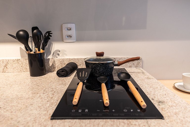 Studio Completo c/ Sofá-Cama e Prox. do Metrô!